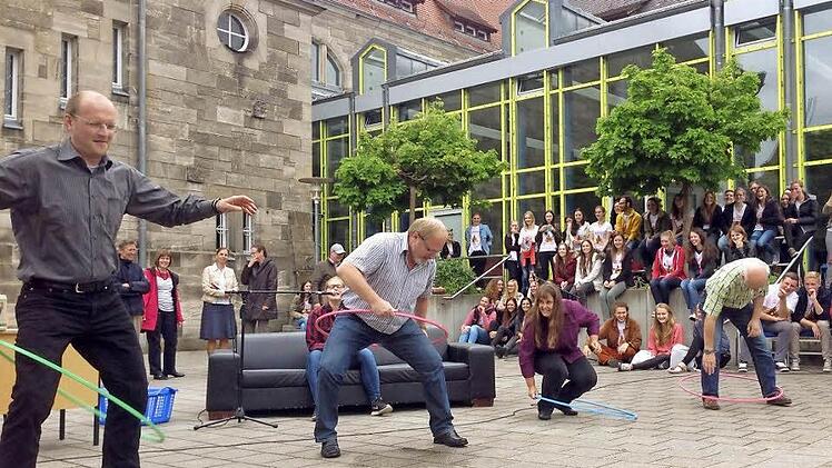 Um ihre geklauten Gegenstände zurückzuerhalten, mussten die Lehrer am Forchheimer Herder-Gymnasium Geschick mit dem Hula-Hoop-Reifen beweisen. Foto: Luisa Hölzel