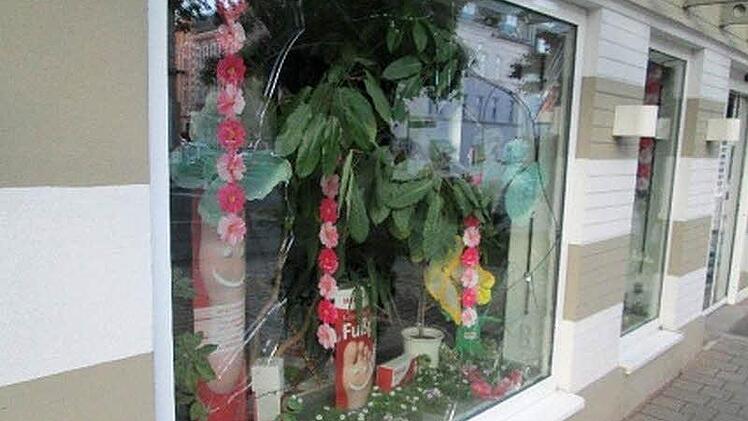 Diese Schaufensterscheibe in der Oelsnitzer Stra&szlig;e schlug ein 22-J&auml;hriger in Hof ein. Der Grund daf&uuml;r ist kurios. Foto: Polizei Hof
