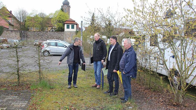 In diesem Bereich des Wohnmobilstellplatzes wird der Abzweig in Richtung Georg-Nadler-Straße bis zur städtischen Turnhalle angelegt. Dort mündet er in den vergrößerten Parkplatz der Realschule.
