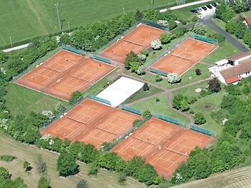 Die Anlage des Tennisclubs Höchstadt mit den acht Plätzen, einem Beachvolleyballfeld und dem Vereinsheim.  Foto: Tennisclub Höchstadt