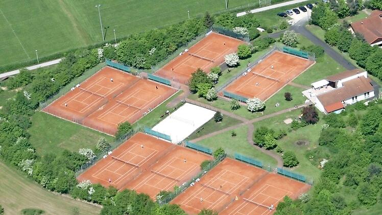 Die Anlage des Tennisclubs Höchstadt mit den acht Plätzen, einem Beachvolleyballfeld und dem Vereinsheim.  Foto: Tennisclub Höchstadt