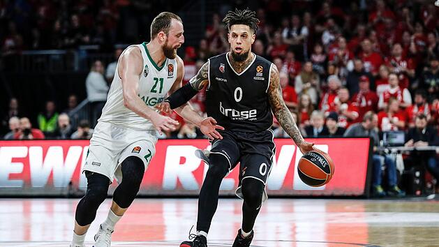 Zwei in der Offensive starke Spieler beharken sich. Der in der Schlussphase &uuml;berragende Bamberger Daniel Hackett (r.) behauptet den Ball gegen Arturas Milkanis, der sechs Dreier versenkte.Daniel L&ouml;b