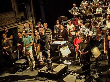 Reichlich Applaus gab es für Roland Kluttig und das Philharmonische Orchester beim Concertino im Landestheater Coburg.Foto: Jochen Berger