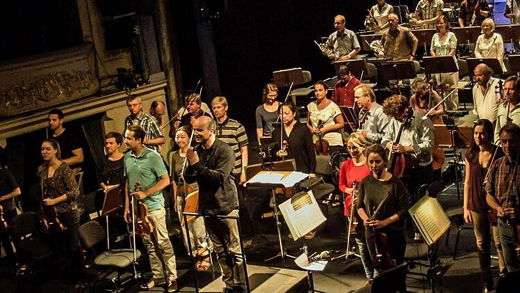 Reichlich Applaus gab es für Roland Kluttig und das Philharmonische Orchester beim Concertino im Landestheater Coburg.Foto: Jochen Berger