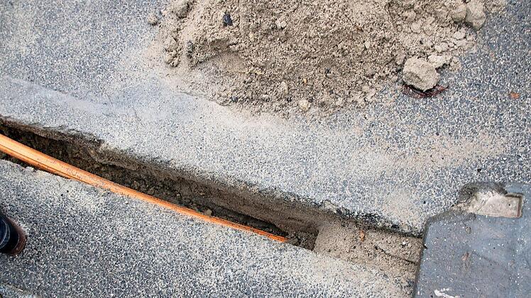 Zehn Zentimeter breit und 40 Zentimeter tief sind die Gräben, die beim Trenching-Verfahren in die Erde geschnitten wurden. Fotos: M. Einwag