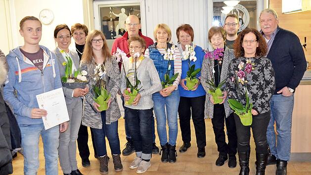 Die f&uuml;r langj&auml;hrige Mitgliedschaft geehrten Mitglieder sowie das aus dem Vorstand ausgeschiedene Mitglied Anneliese Eilmus (vorn Zweite von rechts) und Helga Seifert, geehrt f&uuml;r langj&auml;hrige Arbeit im Vorstand (Zweite von links)  Foto: Thomas Micheel