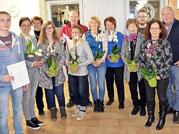 Die für langjährige Mitgliedschaft geehrten Mitglieder sowie das aus dem Vorstand ausgeschiedene Mitglied Anneliese Eilmus (vorn Zweite von rechts) und Helga Seifert, geehrt für langjährige Arbeit im Vorstand (Zweite von links)  Foto: Thomas Micheel