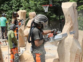 Ohrenschutz Pflicht: Wenn die Künstler mit der Kettensäge loslegen, steigt die Phonzahl beträchtlich.  Foto: Barbara Herbst