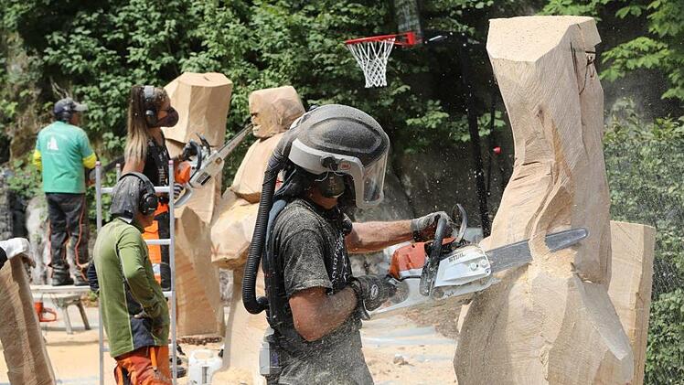 Ohrenschutz Pflicht: Wenn die Künstler mit der Kettensäge loslegen, steigt die Phonzahl beträchtlich.  Foto: Barbara Herbst