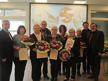 Bürgermeister Peter Hart (links) und sein Stellvertreter Manfred Öftring (rechts) würdigten (von links) Margot Lukaschewski, Edeltraud Stöth, Alfred Stöth, Brigitte Niessner, Birgit Schutz, Brigitta Burtchen und Dieter Büttner für ehrenamtlichen Einsatz für die Gemeinde.  Foto: Winfried Ehling