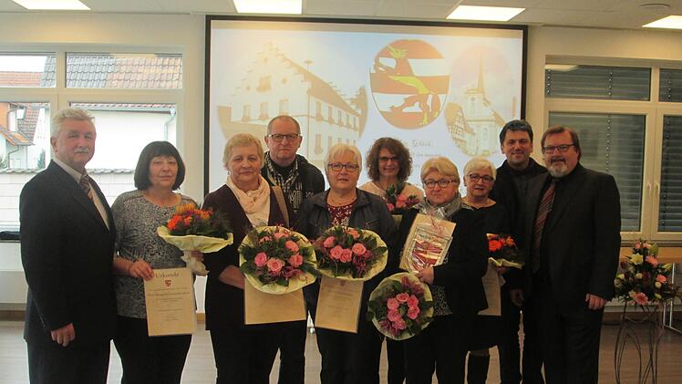 Bürgermeister Peter Hart (links) und sein Stellvertreter Manfred Öftring (rechts) würdigten (von links) Margot Lukaschewski, Edeltraud Stöth, Alfred Stöth, Brigitte Niessner, Birgit Schutz, Brigitta Burtchen und Dieter Büttner für ehrenamtlichen Einsatz für die Gemeinde.  Foto: Winfried Ehling