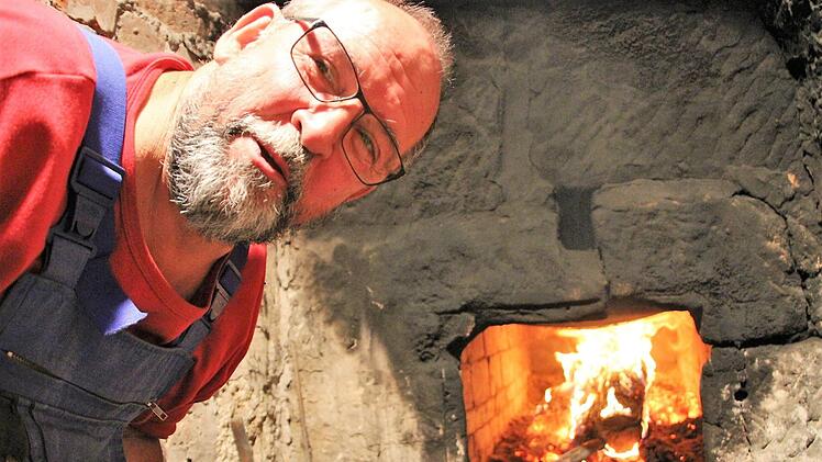 eden Herbst schürt Bernhard Roppelt den über 100 Jahre alten Dörrofen an, um frisches Obst haltbar zu machen - wie anno dazumal. Unter dem gemauerten Bogen befindet sich die Öffnung zum Schüren. Diana Fuchs