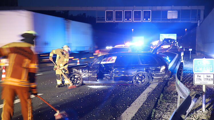Demoliertes Fahrzeug und verformte Leitplanke: Schwerer Unfall auf Autobahn