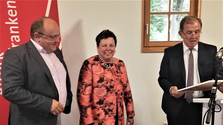 Alexander Schramml (links), Vorsitzender der Kürnacher Kultur-Werkstatt, und seine Stellvertreterin Ilse Gebhardt-Gögercin lauschen der Laudatio von Bezirkstagspräsident Erwin Dotzel. Foto: Sigismund von Dobschütz