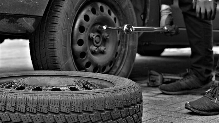 Müssen Autofahrer nach dem Reifenwechsel die Radmuttern nachziehen?