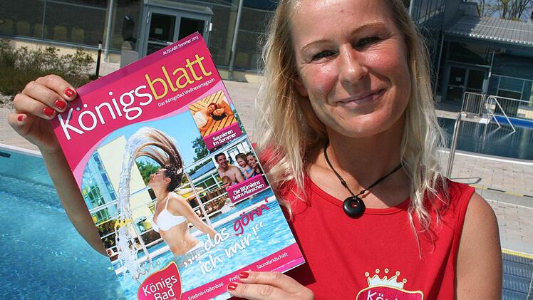 Vor dem frisch eingefüllten Außenbecken präsentiert Cornelia Baack das Königsblatt.