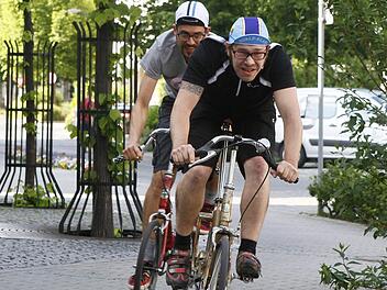 Nicht Berlin, sondern Kulmbach: zwei der vier frisch gebackenen Klapprad-Vizeweltmeister auf ihren betagten Gefährten. Volker Schröppel (vorne) auf seinem Victoria-Klapprad und Tobias Aurand mit der guten alten KTM-Tretmühle liefern sich für den Fotografen eine kleine Verfolgungsjagd. Foto: Jochen Nützel
