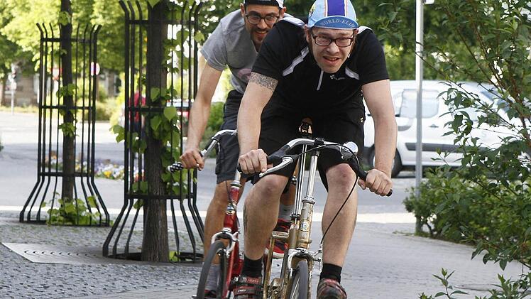 Nicht Berlin, sondern Kulmbach: zwei der vier frisch gebackenen Klapprad-Vizeweltmeister auf ihren betagten Gefährten. Volker Schröppel (vorne) auf seinem Victoria-Klapprad und Tobias Aurand mit der guten alten KTM-Tretmühle liefern sich für den Fotografen eine kleine Verfolgungsjagd. Foto: Jochen Nützel