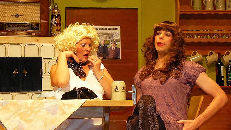 Von Frau zu Frau (von links) Marylin (Ines Schramm) und Hannes "Hanni" Klug (Jan Kirschenlohr). Foto: Klaus-Peter Wulf