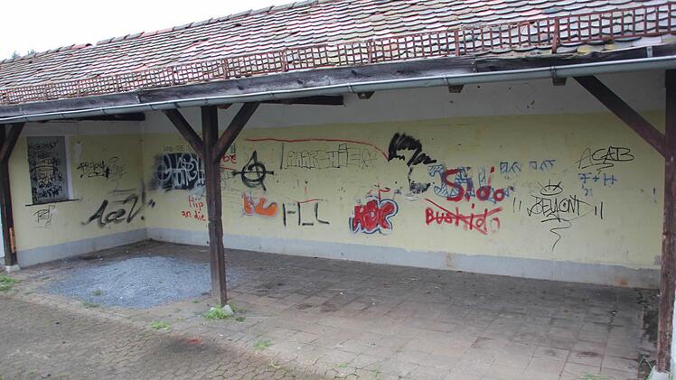 Auch innen wurde das alte Unterstellhäuschen "bemalt". (Foto: Friedwald Schedel)