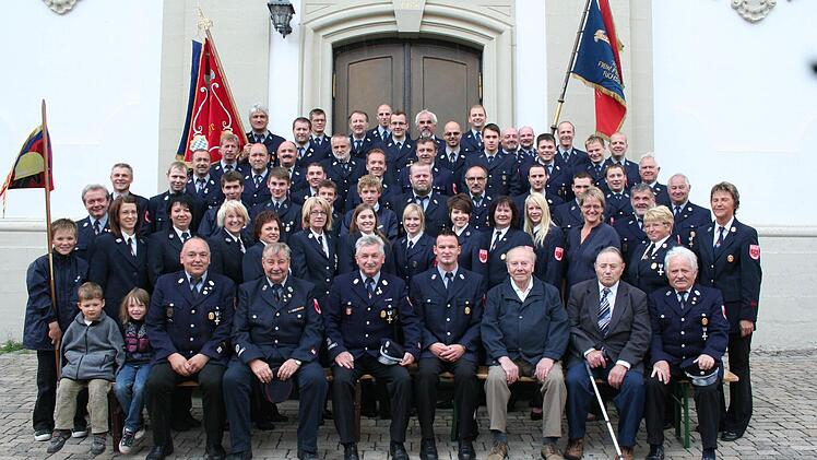 Erinnerungsbild zum 140. Jubiläum auf der Kirchentreppe.  Foto: Feuerwehr