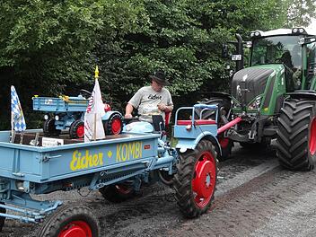 Der Eicher-Kombi von Wolfgang Nickolai hat gezeigt, was er mit seinen 20 PS zu leisten vermag. Er zog den zehn Tonnen schweren Fendt über die gesamte Strecke der Leistungsschau. Foto: Marion Eckert