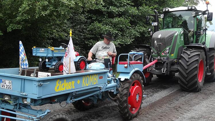 Der Eicher-Kombi von Wolfgang Nickolai hat gezeigt, was er mit seinen 20 PS zu leisten vermag. Er zog den zehn Tonnen schweren Fendt über die gesamte Strecke der Leistungsschau. Foto: Marion Eckert