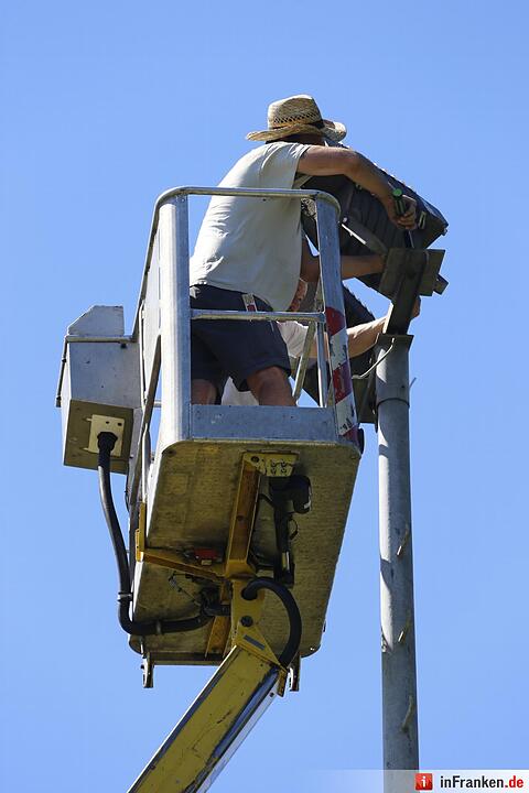 Arbeiter installieren die neuen Strahler