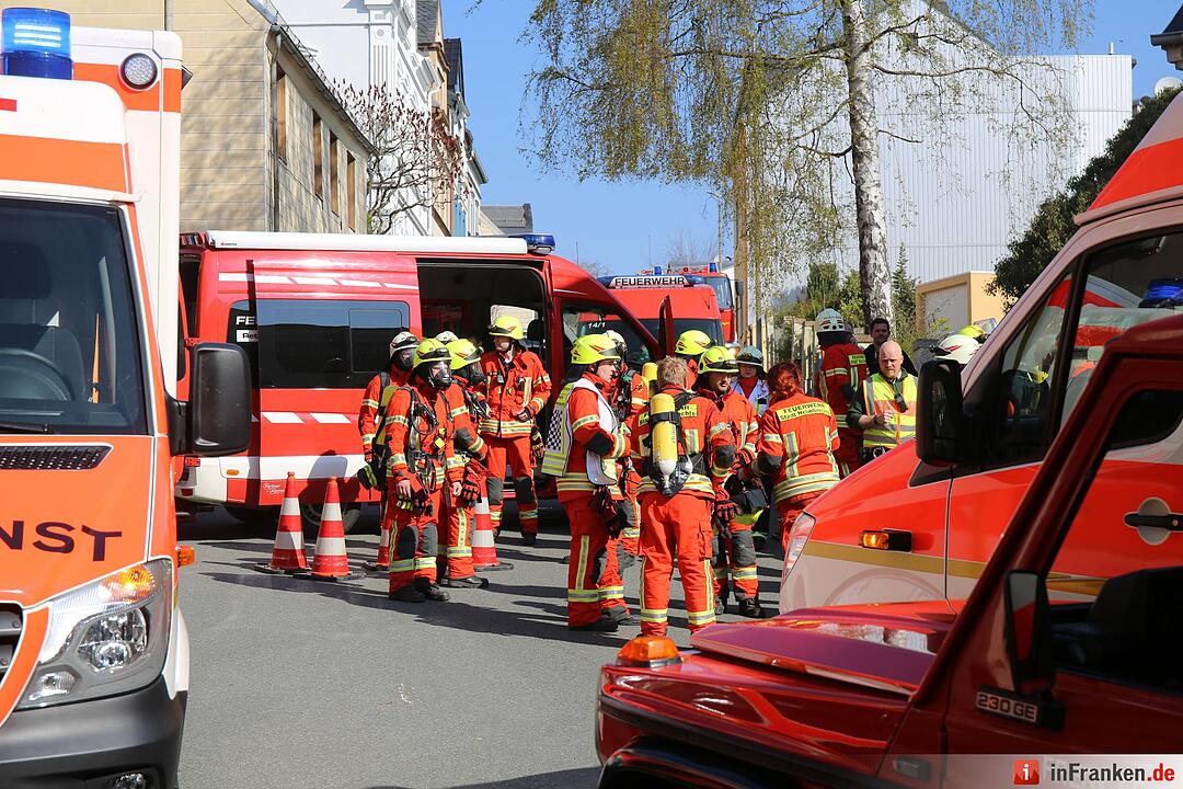 Sieben Verletzte bei Wohnhausbrand im Kreis Hof– 34-Jährige schwebt in Lebensgefahr