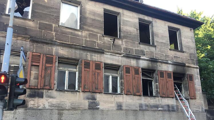 Am Freitagabend wurde die Feuerwehr in Fürth zu einem Feuer in der Schwachbacher Straße gerufen: In der "Pechhüttn" ist ein Brand ausgebrochen. Foto: NEWS5 / Schmelzer