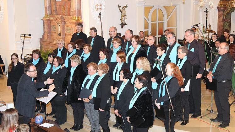 Ein breites Repertoire pflegt der Chor "Akustica": vom Kanon über Pop bis hin zu aufwendigeren und neueren Stücken. Für Chorleiter Jörg Schmidt (links) war es zugleich das Abschiedskonzert.