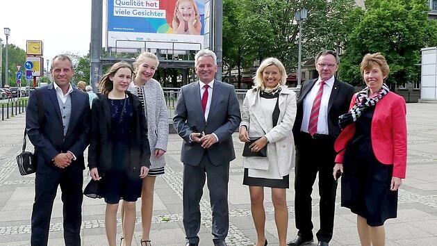 Die Trebgaster Delegation in Berlin (von links): Ingo Moos, Anne Ke&szlig;ler, Anna Stenglein, B&uuml;rgermeister Werner Diersch, Kita-Leiterin Jacqueline Ramming, Siegfried K&uuml;spert, Christine Diersch Foto: Dieter H&uuml;bner