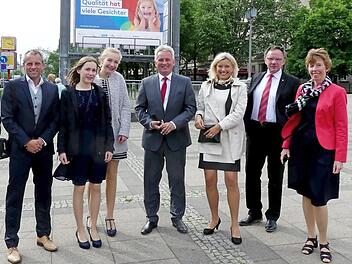 Die Trebgaster Delegation in Berlin (von links): Ingo Moos, Anne Keßler, Anna Stenglein, Bürgermeister Werner Diersch, Kita-Leiterin Jacqueline Ramming, Siegfried Küspert, Christine Diersch Foto: Dieter Hübner