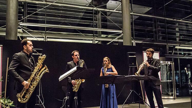 Das Arcis Saxophon Quartett wurde bei seinem Coburg-Debüt im HUK-Foyer von zahlreichen Zuhörern mit ausdauerndem Beifall gefeiert.Foto: Jochen Berger