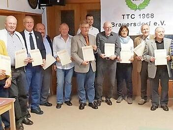 Zahlreiche Jubilare wurden bei der Jubiläumsfeier im Schützenhaus Rothenkirchen für ihre 40- und 50- jährige Treue zum TTC Brauersdorf mit Urkunden ausgezeichnet. Das Bild zeigt sie mit dem Ersten Vorsitzende Kevin Fritsch ( Siebter von links). Fotos: K.-H. Hofmann