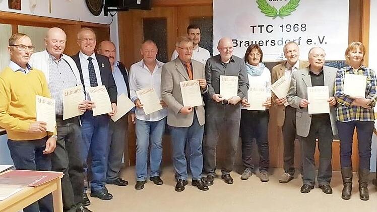 Zahlreiche Jubilare wurden bei der Jubiläumsfeier im Schützenhaus Rothenkirchen für ihre 40- und 50- jährige Treue zum TTC Brauersdorf mit Urkunden ausgezeichnet. Das Bild zeigt sie mit dem Ersten Vorsitzende Kevin Fritsch ( Siebter von links). Fotos: K.-H. Hofmann