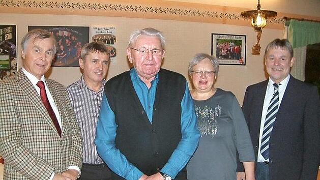 Der 85-j&auml;hrige Bruno Franz h&auml;lt seit 60 Jahren dem SV Nurn die Treue.  Fotos: Hans Franz