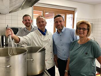 Ein Bild aus der Zeit vor der Corona-Krise (von links): Martin Reinfelder (Mitarbeiter Bauamt), Thorsten Bauer, Bürgermeister Martin Finzel und die Pächterin Angelika Tetzlaff Foto: Gemeinde Ahorn