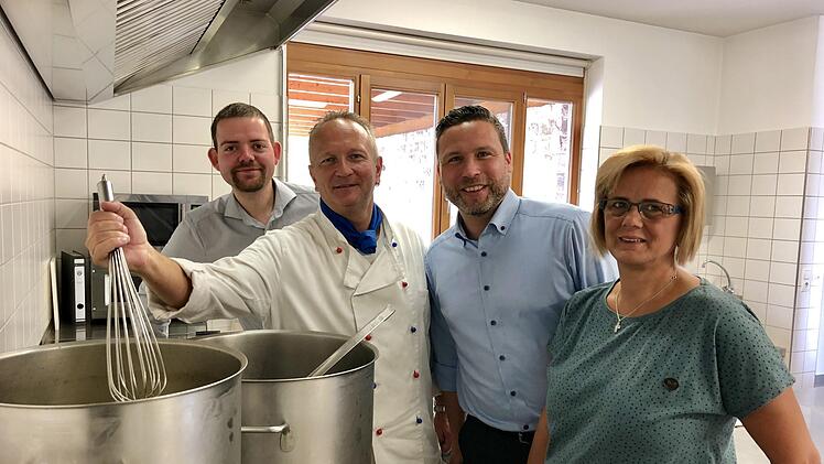 Ein Bild aus der Zeit vor der Corona-Krise (von links): Martin Reinfelder (Mitarbeiter Bauamt), Thorsten Bauer, Bürgermeister Martin Finzel und die Pächterin Angelika Tetzlaff Foto: Gemeinde Ahorn