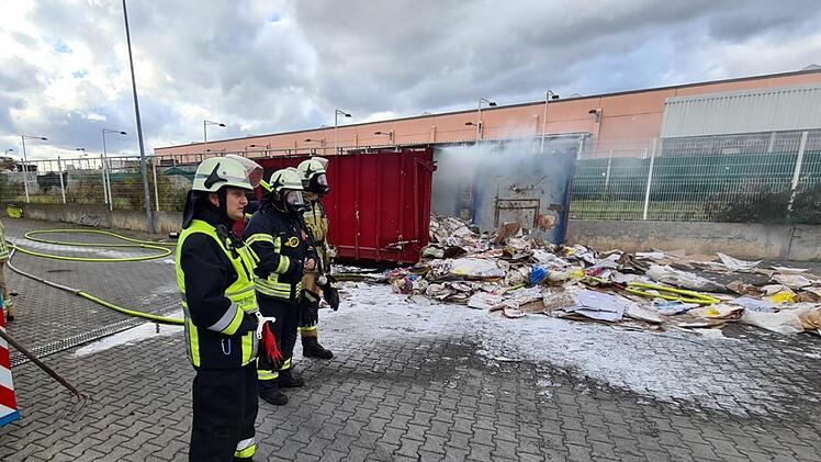 Bamberg: Feuerwehreinsatz am Laubanger - Papiercontainer in Flammen