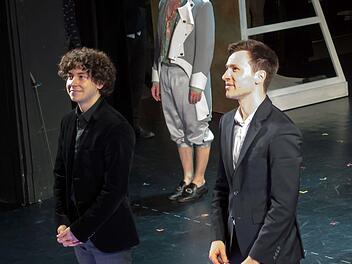 Reichlich Applaus gab es für die Dirigierstudenten Mauricio Sotelo-Romero (links) und Friedrich Praetorius, die am Montag die Aufführung von Mozarts Oper "Cosi fan tutte" am Landestheater Coburg leiteten.Foto: Jochen Berger
