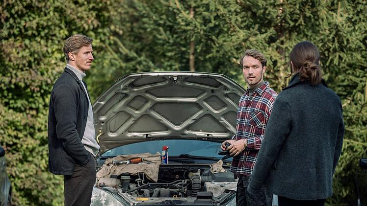 Moritz Herbst (Golo Euler, links) und Mala Murphy (Emily Cox) befragen Felix Schmitz (Max Woelky).