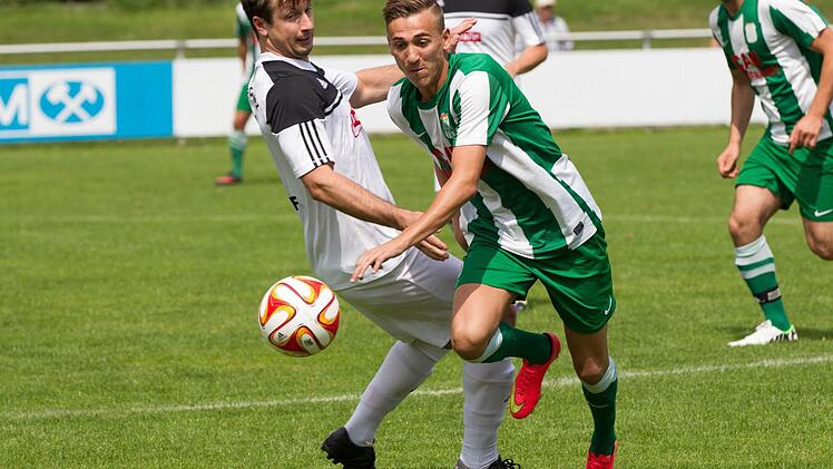 Mit einem schnellen Antritt versucht sich der Dergahsporstürmer Leondrit Maraj (rechts) sich von Florian Goller zu lösen, der ihn aber mit einem ausgestreckten Arm schnell einbremst. Foto: Heinrich Weiß