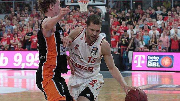 Janis Strelnieks (mit Ball) beh&auml;lt trotz der hautnahen Verteidigung von Per G&uuml;nther k&uuml;hlen Kopf und erstickt mit seiner Kaltschn&auml;uzigkeit im dritten Viertel die Ulmer Hoffnungen auf eine &Uuml;berraschung. Foto: sportpress