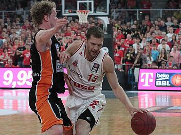 Janis Strelnieks (mit Ball) behält trotz der hautnahen Verteidigung von Per Günther kühlen Kopf und erstickt mit seiner Kaltschnäuzigkeit im dritten Viertel die Ulmer Hoffnungen auf eine Überraschung. Foto: sportpress