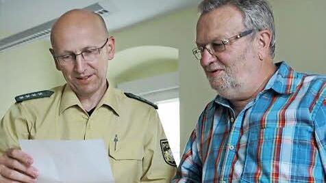 Polizeichef Gerald Storath und Georg Müller auf der Polizeistation in Bad Staffelstein.  Foto: Anja Greiner