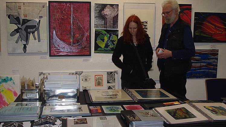 Organisator Peter M. Bannert und die Künstlerin Gaby June Michel beim Rundgang durch die Ausstellung. Foto: Heike Schülein