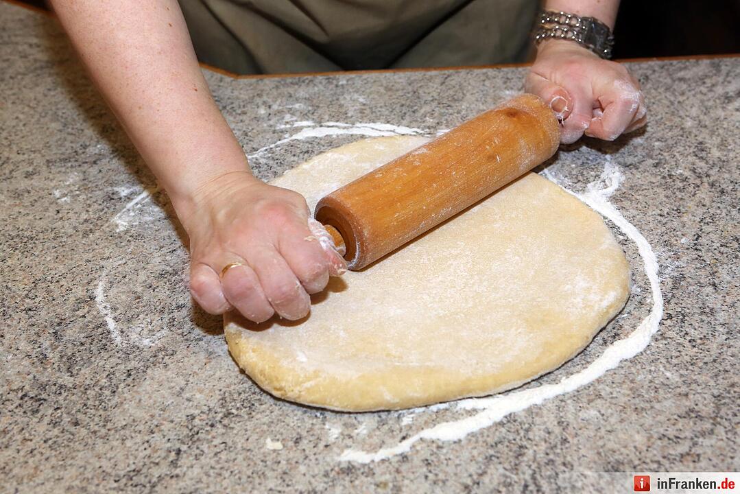 4. Den Teig gut durchkneten und auf einer bemehlten Arbeitsfläche circa einen Zentimeter dick ausrollen.