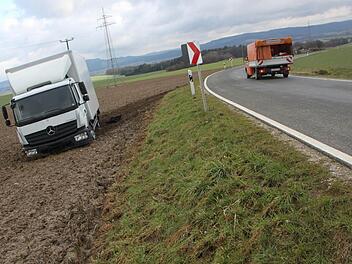 Der Fahrer eines 7,5-Tonners hatte in einer Kurve die Gewalt über seinen Lkw verloren, der im angrenzenden Acker landete. Foto: Matthias Einwag