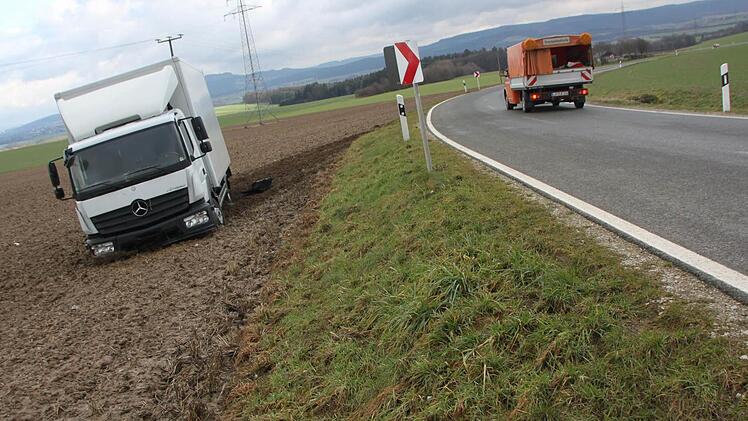 Der Fahrer eines 7,5-Tonners hatte in einer Kurve die Gewalt über seinen Lkw verloren, der im angrenzenden Acker landete. Foto: Matthias Einwag
